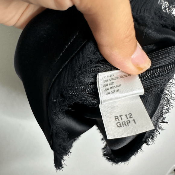 ST. JOHN COUTURE Silk Sleeveless Shell Top Black v neck classic womens S small - Picture 7 of 7